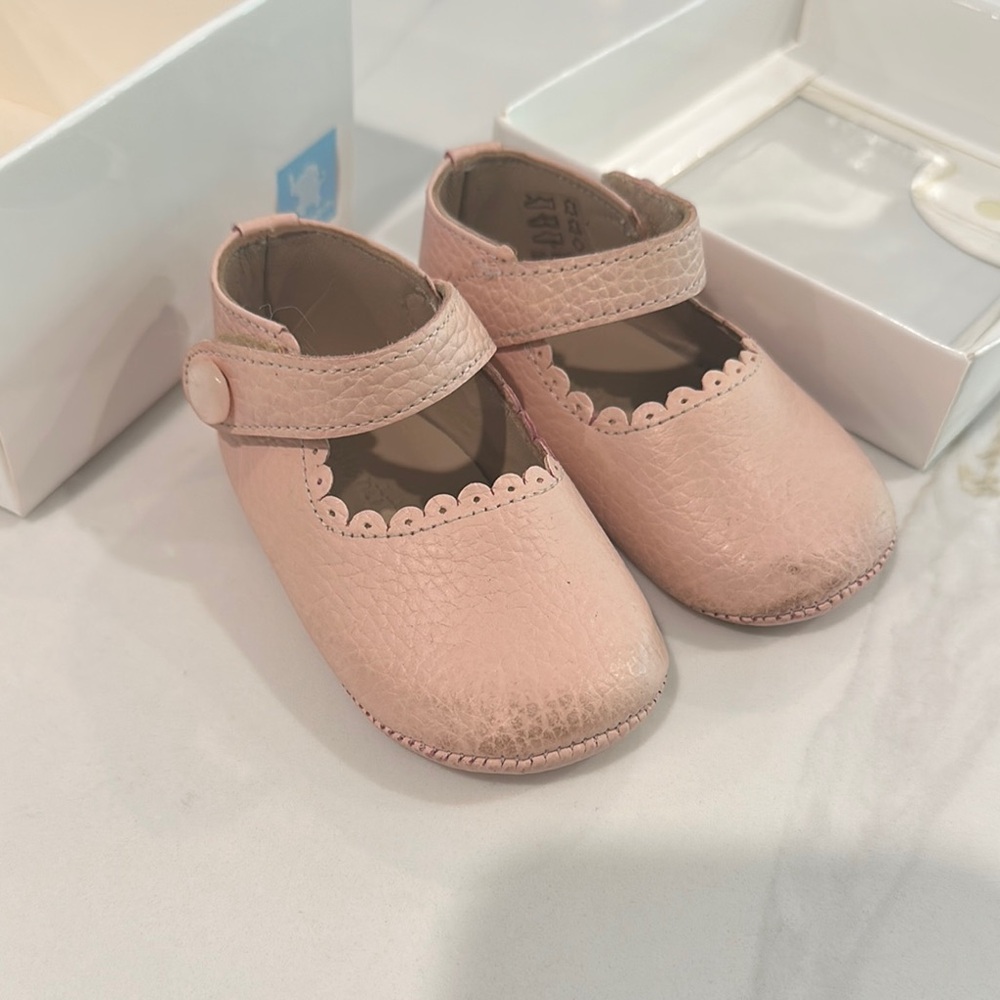 Elephantito Baby Mary Janes
Size 4
Pink/blush